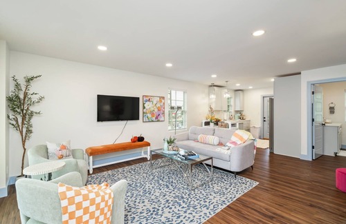 Powell House | Cheery and Stylish Three Bedroom Townhouse in Convenient Area