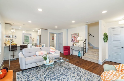 Powell House | Cheery and Stylish Three Bedroom Townhouse in Convenient Area