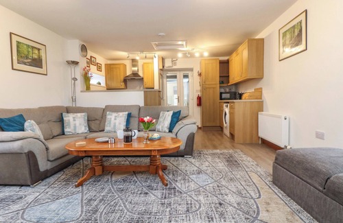 Liskeard Cottage | CHEESEWRING COTTAGE, pet friendly, with a garden in Upton Cross