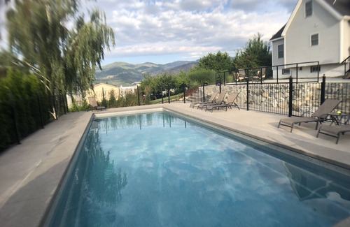 Manson House | Chelan’s Wine Country Retreat, w/Pool, Walking Distance to Lake and Wine