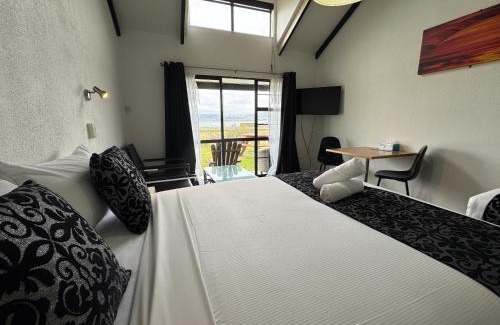 Two Mile Bay Hotel | Chelmswood Motel Taupo