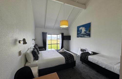 Two Mile Bay Hotel | Chelmswood Motel Taupo