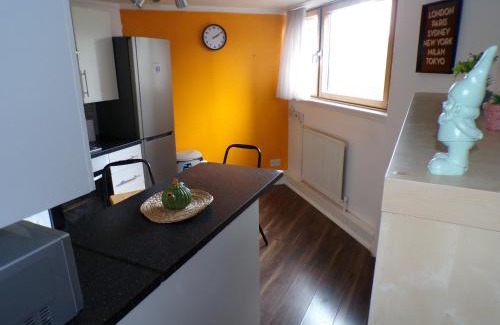 Chelsea Riverside Apartment | Chelsea Orange Apartment Sleeps10-PetsOK-Parking
