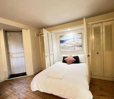 Kensington Apartment | Chelsea Warm Budget Studio Flat on Cromwell Road