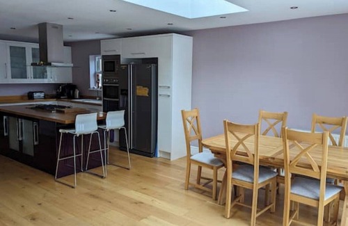 Cheltenham House | Cheltenham Stylish Large House With bar & hot tub