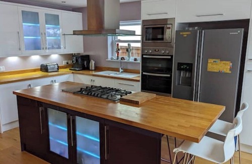 Cheltenham House | Cheltenham Stylish Large House With bar & hot tub