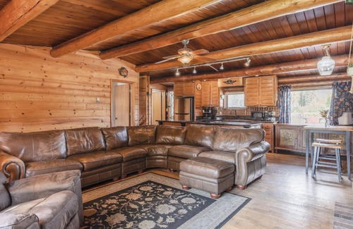 College Cabin | Chena River Roadhouse- River Front -Huge Deck- View Northern Lights & Wildlife