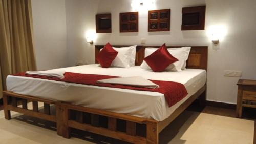 Kuzhuppilly Hotel | Cherai Beach View Heritage