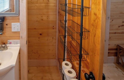Bean Station Cabin | Cherokee Lake Vacation 1 BR 1 Bath Tiny Log Cabin