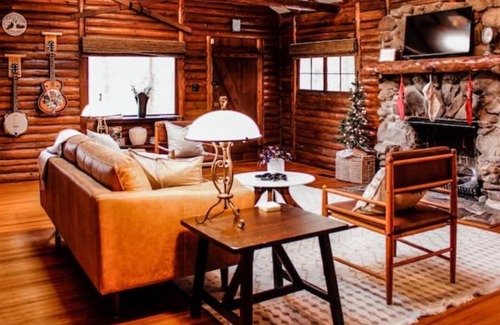 North Chesterfield Cabin | Cherokee Logger's Cabin on The James~15 min to DT!