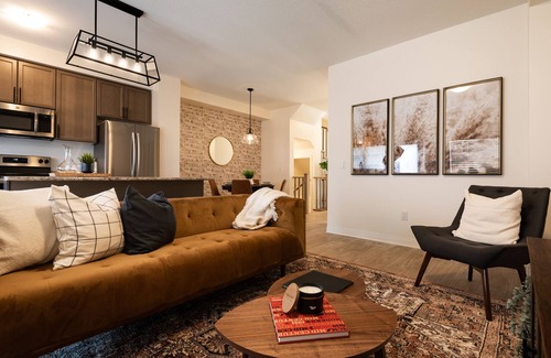 Beamsville House | Cherry Heights Haven: Delightful Designer Townhome