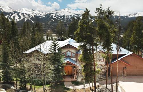 Historic District Villa | Cherry Ridge by AvantStay Incredible Mountain Mansion w Game Room Hot Tub Views