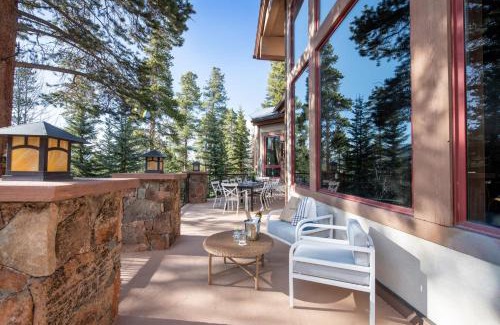 Historic District Villa | Cherry Ridge by AvantStay Incredible Mountain Mansion w Game Room Hot Tub Views