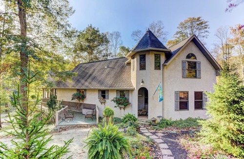 New Plymouth House | Cherry Ridge Retreat Lake House Luxury Cabin with year-round heated plunge pool!
