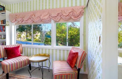 Leura Cottage | Cherry Tree Cottage - Old-World Cottage, 3 Bedroom, A/C, Fireplace, Bath, Garden