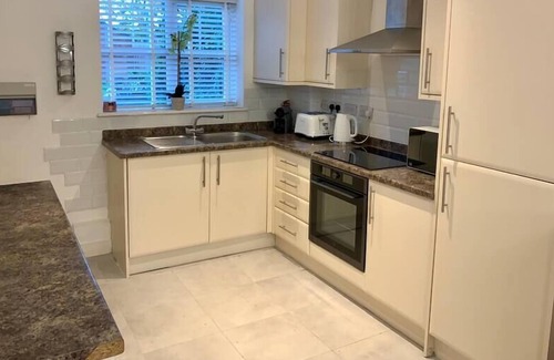 Crewe House | Cheshire East 4 Bedroom Townhouse, close to Bentley