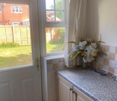 Chessington House | Chessington Home Stay , 3 Bed 6 Guests Free Parking Near M25 JCT9, Chessington world of Adv Resort, Kingston, Epsom, Great for Families & Groups
