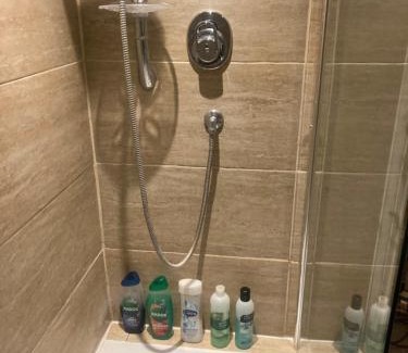Chessington House | Chessington Home Stay , 3 Bed 6 Guests Free Parking Near M25 JCT9, Chessington world of Adv Resort, Kingston, Epsom, Great for Families & Groups