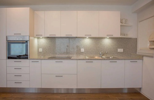 Giubiasco Apartment | Chestnut apartment surrounded by greenery