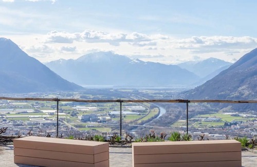 Giubiasco Apartment | Chestnut apartment surrounded by greenery