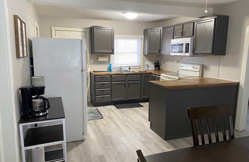 Litchfield House | Chestnut House; Litchfield, IL; Pets Welcome