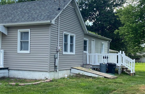 Litchfield House | Chestnut House; Litchfield, IL; Pets Welcome