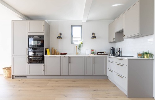 Chelsea Riverside Apartment | Cheyne Walk Houseboat by onefinestay