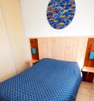 Le Verdon-sur-Mer Apartment | Chez Ced et Laeti, Appartement privé avec jardin et terrasse dans résidence l'estuaire muni d'une piscine couverte et aire de jeu, Linge de lit et de salle d'eau ainsi que télé, compris dans le tarif Profitez à fond de notre belle région