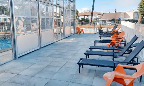 Le Verdon-sur-Mer Apartment | Chez Ced et Laeti, Appartement privé avec jardin et terrasse dans résidence l'estuaire muni d'une piscine couverte et aire de jeu, Linge de lit et de salle d'eau ainsi que télé, compris dans le tarif Profitez à fond de notre belle région