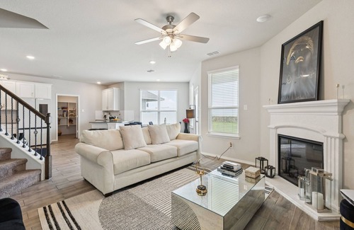 Lincoln Park House | Chic 1-bedroom in charming Providence Village with private bathroom