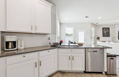 Lincoln Park House | Chic 1-bedroom in charming Providence Village with private bathroom