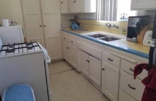 Beverly Hills Apartment | Chic 1-bedroom apartment in Beverly Hills WiFi, AC, close to Cedars Sinai!