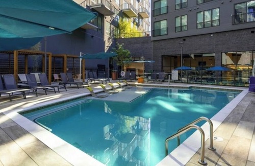 Home Park Apartment | Chic 1-bedroom apartment City-View Luxe Stay 7 Mins to Mercedes-Benz