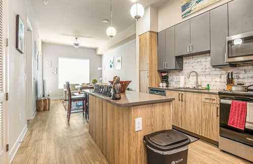 Central Business District Apartment | Chic 1-bedroom apartment with AC, fitness room in awesome Houston