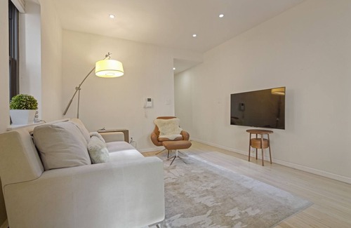 Midtown West Apartment | Chic 1-bedroom with WiFi & AC in vibrant New York