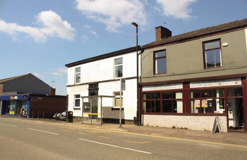 Heywood Apartment | Chic 1BR Apt Close to Heywood Transport Links