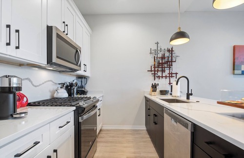 Grand Boulevard Condo | Chic 2-bedroom condo in amazing Chicago minutes from Lake Michigan