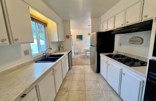 Agoura Hills House | Chic 2-bedroom mobile home with AC in beautiful Agoura Hills