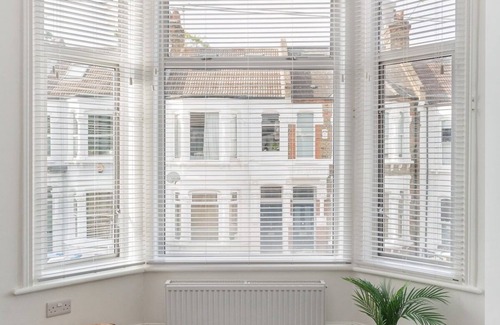 Dalgarno Apartment | Chic 2Bed w/Balcony/10min FR Notting Hill