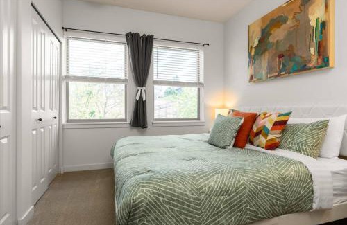 Queen Anne Apartment | Chic 2BR King Beds Huge Patio 95 Walk Score!