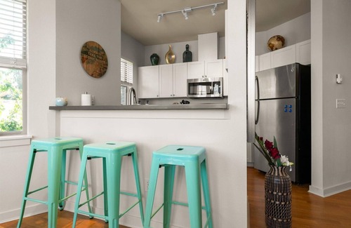 Queen Anne Apartment | Chic 2BR King Beds Huge Patio 95 Walk Score!