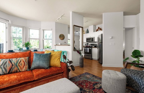 Queen Anne Apartment | Chic 2BR King Beds Huge Patio 95 Walk Score!