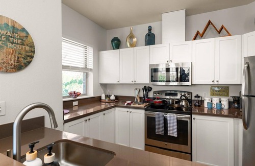 Queen Anne Apartment | Chic 2BR King Beds Huge Patio 95 Walk Score!