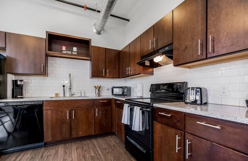Downtown Kansas City Apartment | Chic 2BR Near Arrowhd & TMobile Parking, Rooftop