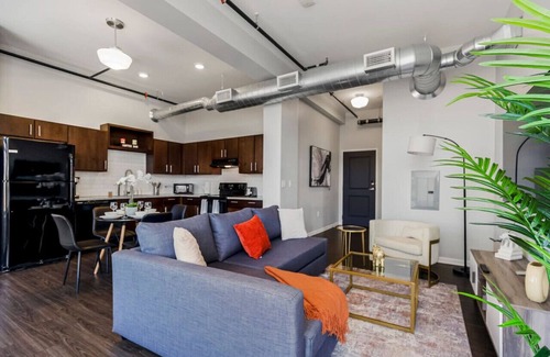 Downtown Kansas City Apartment | Chic 2BR Near Arrowhd & TMobile Parking, Rooftop