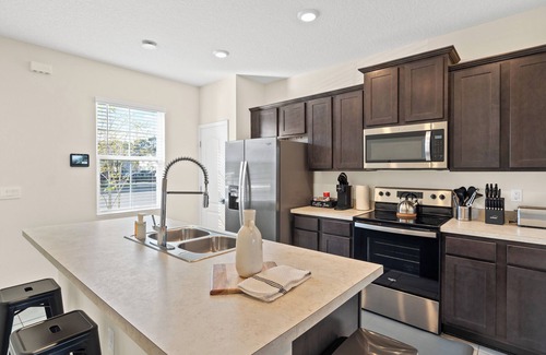 Arlington House | Chic 2BR Townhome close to Downtown and Beaches