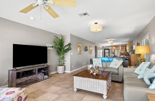 Holmes Beach Condo | Chic 2BR Waterfront Condo | Pool & Views