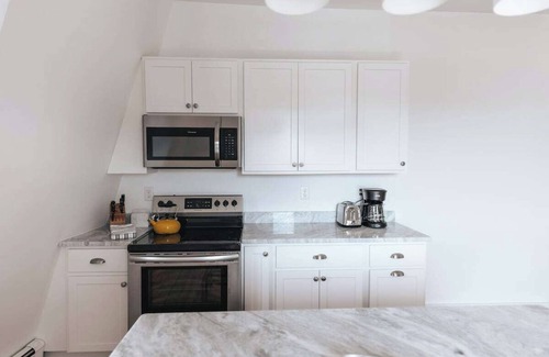 Yachting Village Apartment | CHIC 3BR Ap. on Thames St deck free parking