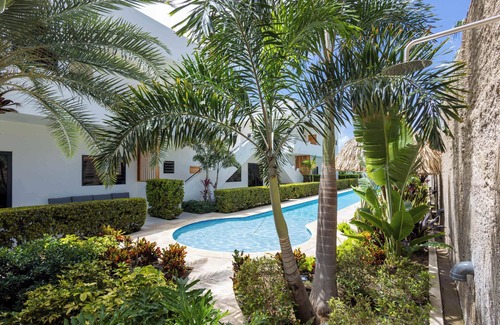 Marie Pampoen Apartment | Chic 3BR Apartment Mambo Beach Area Stay