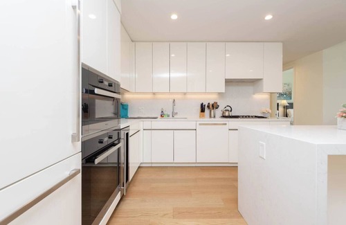 Financial District Apartment | Chic 3BR High-rise Apartment with Gym, Rooftop Pool, Spa & Rooftop Views